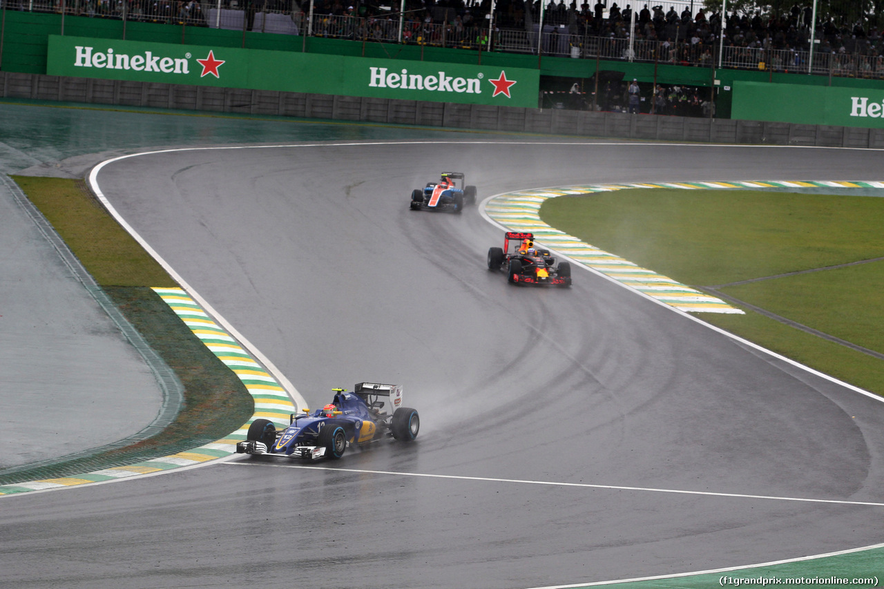 GP BRASILE, 13.11.2016 - Gara, Felipe Nasr (BRA) Sauber C34 davanti a Daniel Ricciardo (AUS) Red Bull Racing RB12