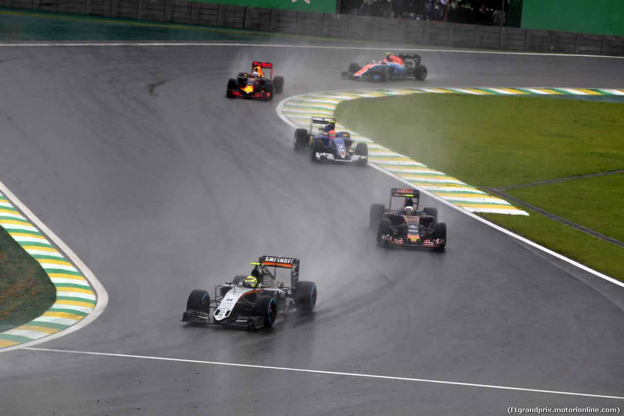 GP BRASILE, 13.11.2016 - Gara, Sergio Perez (MEX) Sahara Force India F1 VJM09 davanti a Carlos Sainz Jr (ESP) Scuderia Toro Rosso STR11