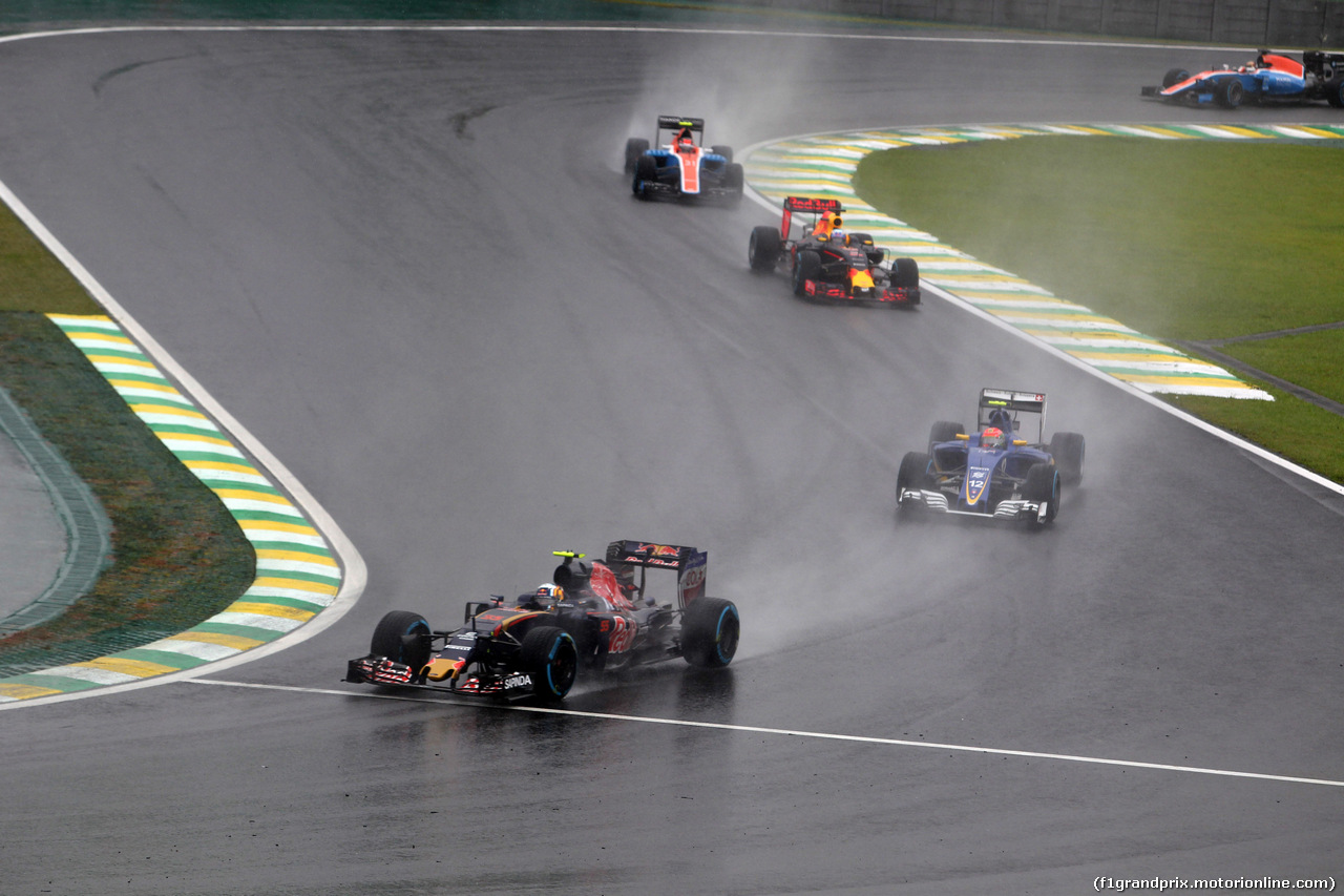 GP BRASILE, 13.11.2016 - Gara, Carlos Sainz Jr (ESP) Scuderia Toro Rosso STR11 davanti a Felipe Nasr (BRA) Sauber C34