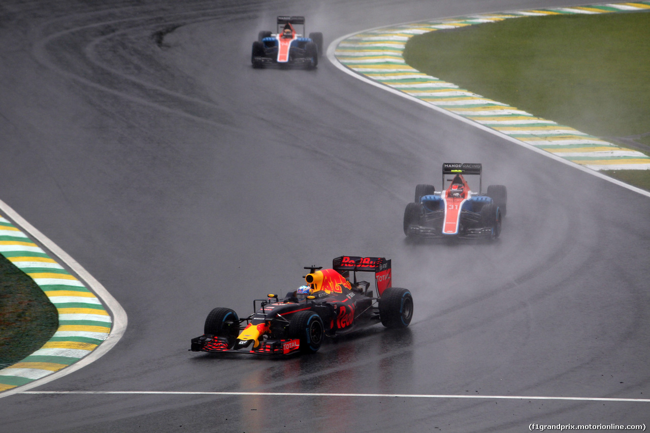 GP BRASILE, 13.11.2016 - Gara, Daniel Ricciardo (AUS) Red Bull Racing RB12 davanti a Esteban Ocon (FRA) Manor Racing MRT05