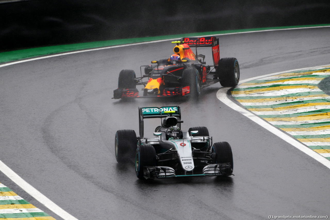 GP BRASILE, 13.11.2016 - Gara, Nico Rosberg (GER) Mercedes AMG F1 W07 Hybrid davanti a Max Verstappen (NED) Red Bull Racing RB12