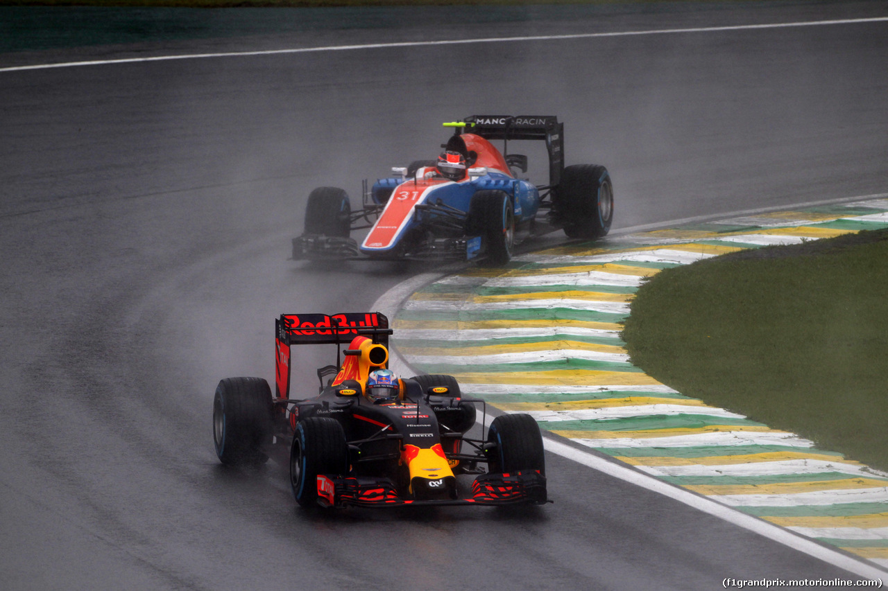 GP BRASILE, 13.11.2016 - Gara, Daniel Ricciardo (AUS) Red Bull Racing RB12 davanti a Esteban Ocon (FRA) Manor Racing MRT05