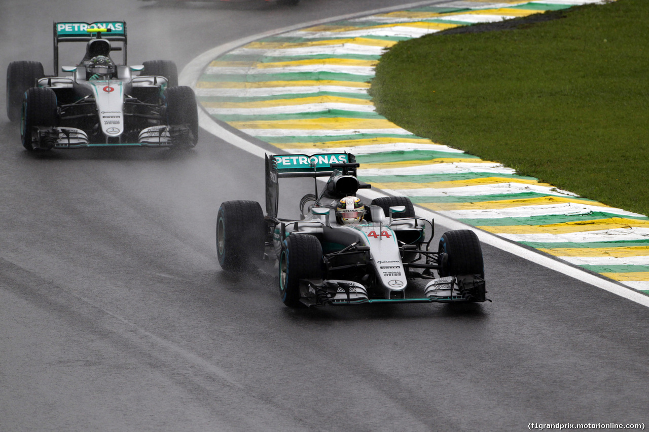 GP BRASILE, 13.11.2016 - Gara, Lewis Hamilton (GBR) Mercedes AMG F1 W07 Hybrid davanti a Nico Rosberg (GER) Mercedes AMG F1 W07 Hybrid