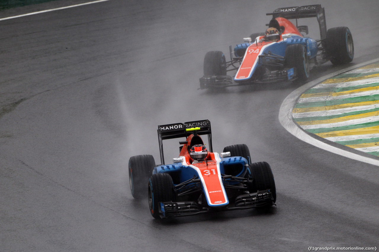 GP BRASILE, 13.11.2016 - Gara, Esteban Ocon (FRA) Manor Racing MRT05 davanti a Pascal Wehrlein (GER) Manor Racing MRT05