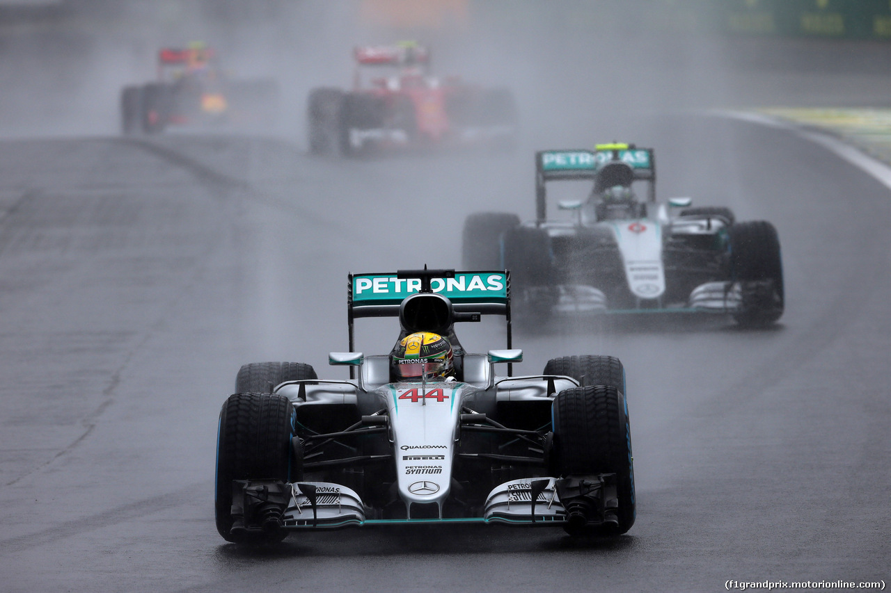 GP BRASILE, 13.11.2016 - Gara, Lewis Hamilton (GBR) Mercedes AMG F1 W07 Hybrid e Nico Rosberg (GER) Mercedes AMG F1 W07 Hybrid