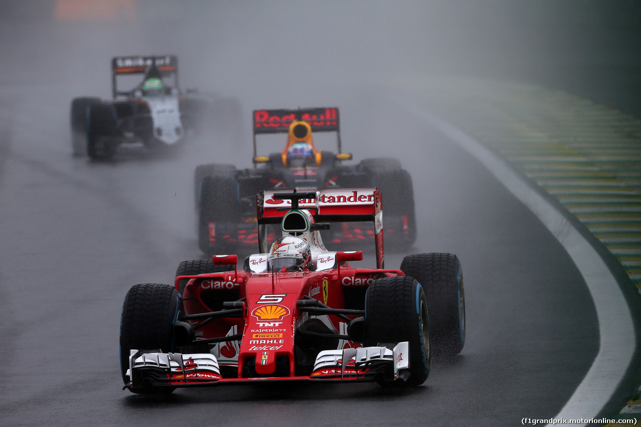 GP BRASILE, 13.11.2016 - Gara, Sebastian Vettel (GER) Ferrari SF16-H davanti a Daniel Ricciardo (AUS) Red Bull Racing RB12