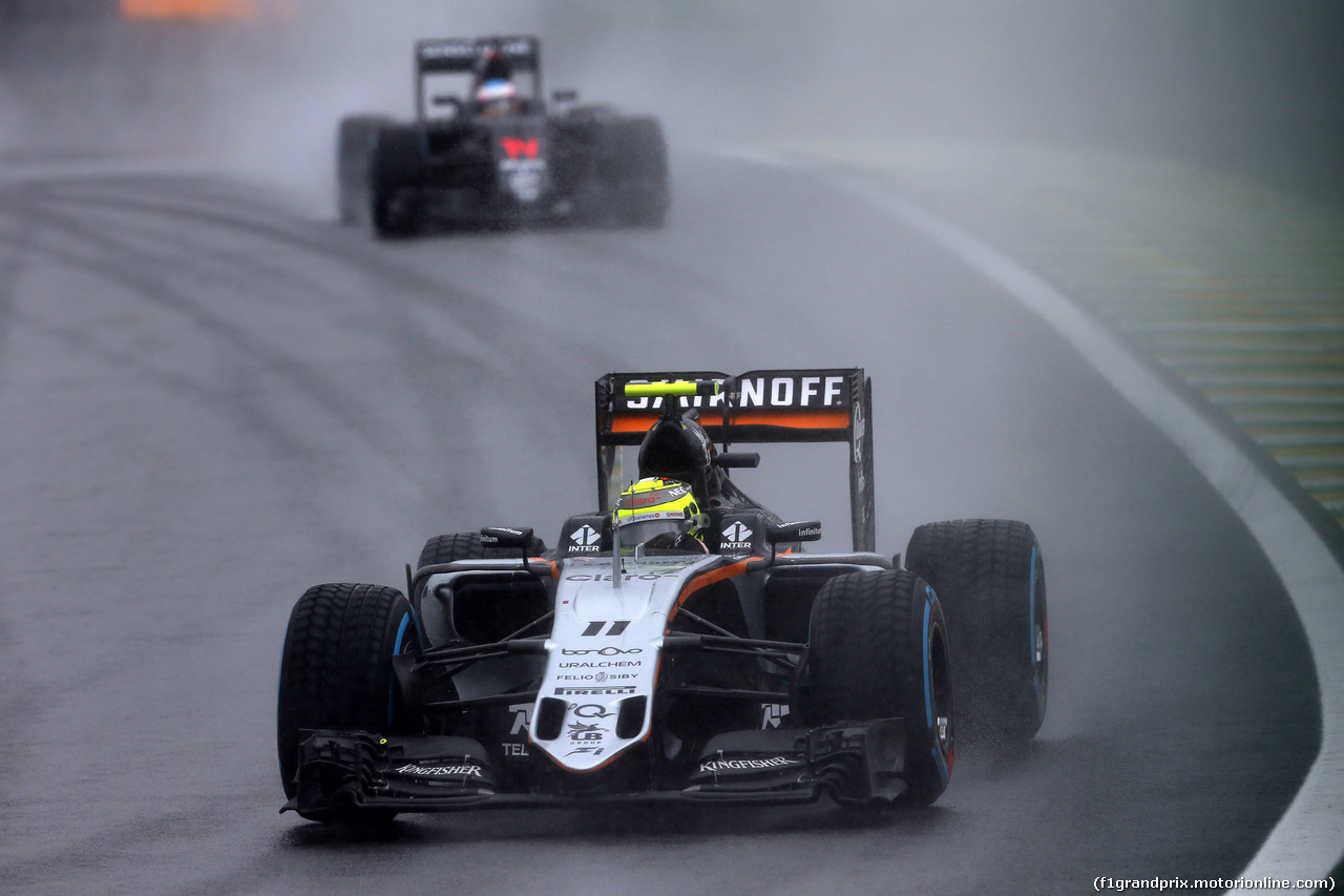 GP BRASILE, 13.11.2016 - Gara, Sergio Perez (MEX) Sahara Force India F1 VJM09 davanti a Fernando Alonso (ESP) McLaren Honda MP4-31