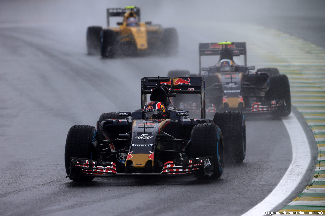 GP BRASILE, 13.11.2016 - Gara, Daniil Kvyat (RUS) Scuderia Toro Rosso STR11 davanti a Carlos Sainz Jr (ESP) Scuderia Toro Rosso STR11