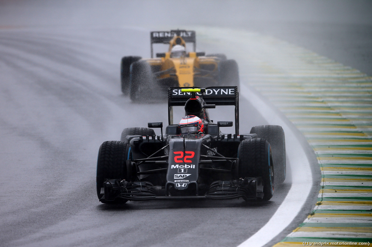 GP BRASILE, 13.11.2016 - Gara, Jenson Button (GBR)  McLaren Honda MP4-31 davanti a Kevin Magnussen (DEN) Renault Sport F1 Team RS16