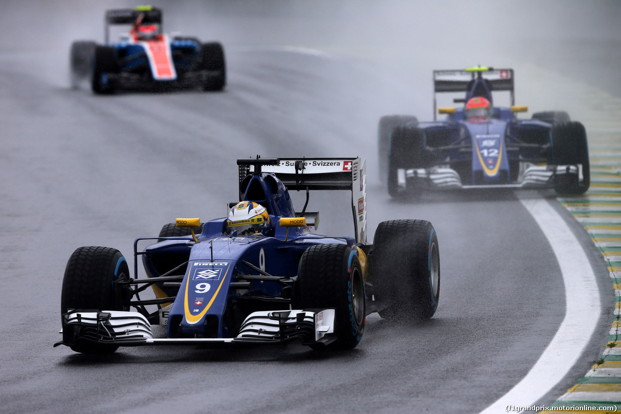 GP BRASILE, 13.11.2016 - Gara, Marcus Ericsson (SUE) Sauber C34 davanti a Felipe Nasr (BRA) Sauber C34