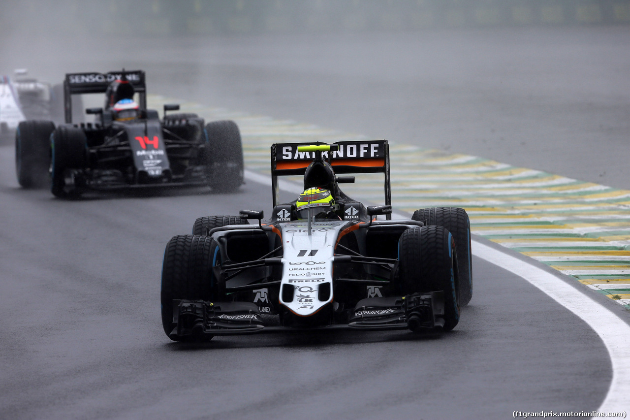 GP BRASILE, 13.11.2016 - Gara, Sergio Perez (MEX) Sahara Force India F1 VJM09 davanti a Fernando Alonso (ESP) McLaren Honda MP4-31