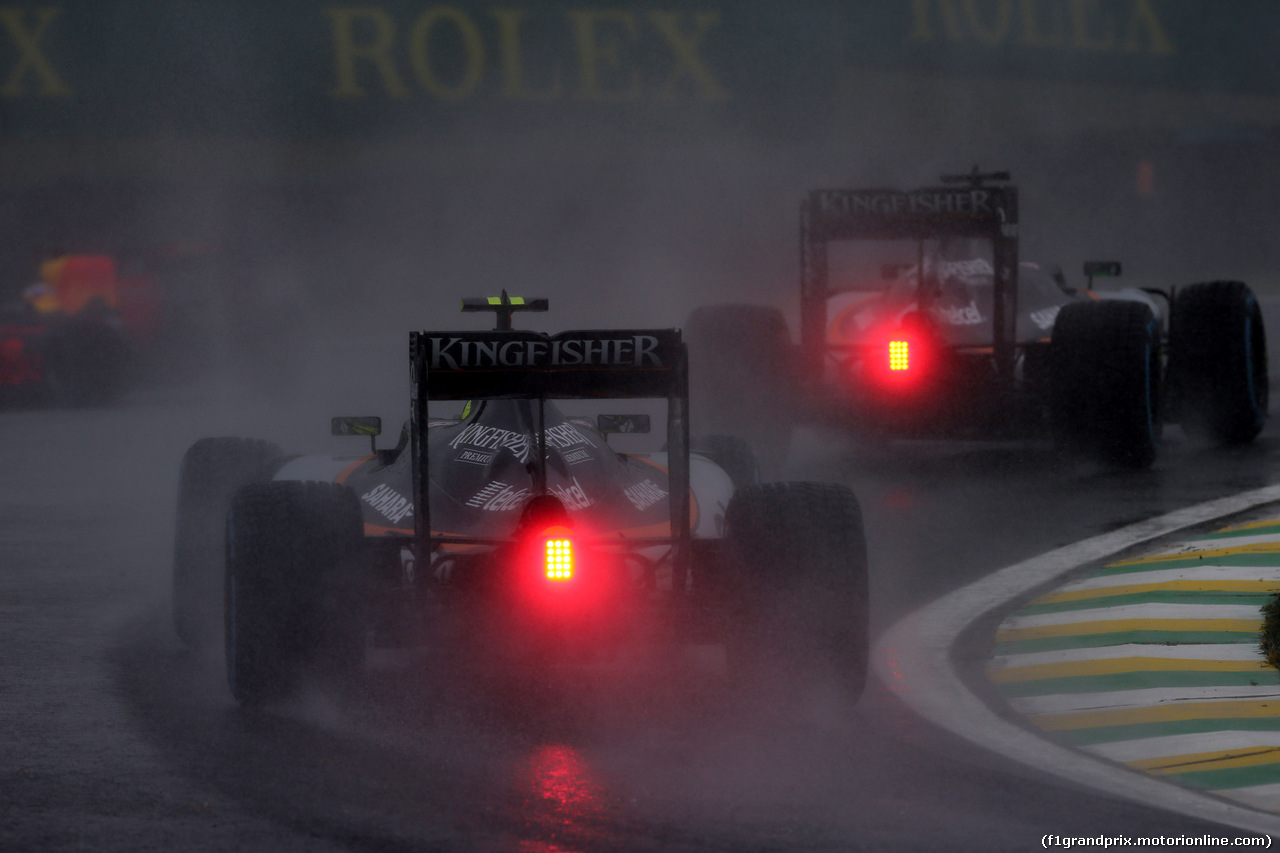 GP BRASILE, 13.11.2016 - Gara, Sergio Perez (MEX) Sahara Force India F1 VJM09 e Nico Hulkenberg (GER) Sahara Force India F1 VJM09