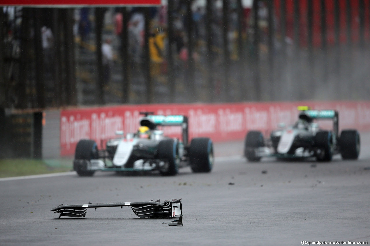 GP BRASILE, 13.11.2016 - Gara, Lewis Hamilton (GBR) Mercedes AMG F1 W07 Hybrid e Nico Rosberg (GER) Mercedes AMG F1 W07 Hybrid