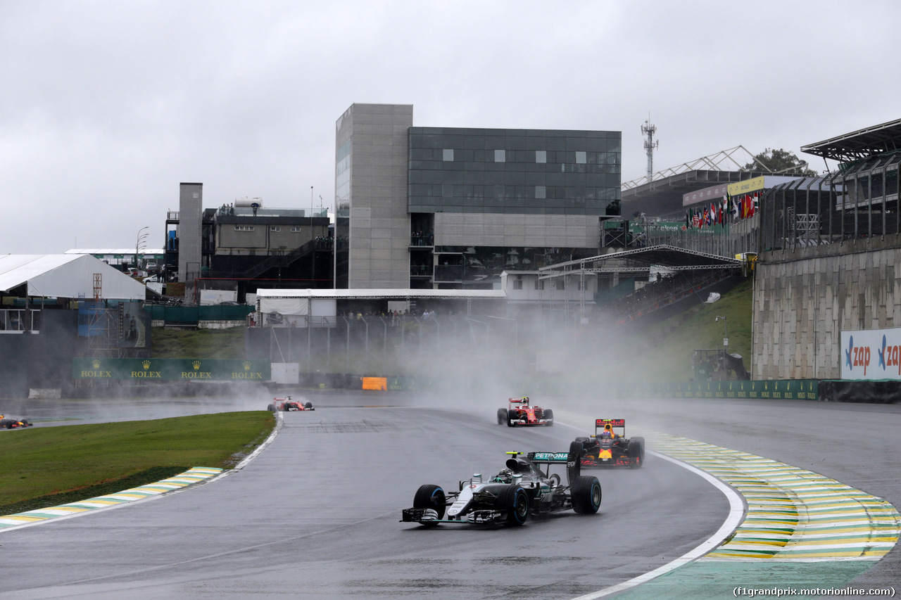 GP BRASILE, 13.11.2016 - Gara, Nico Rosberg (GER) Mercedes AMG F1 W07 Hybrid davanti a Max Verstappen (NED) Red Bull Racing RB12