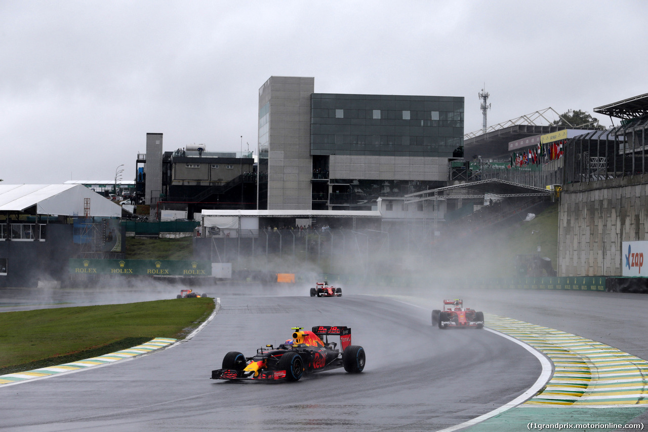 GP BRASILE, 13.11.2016 - Gara, Max Verstappen (NED) Red Bull Racing RB12 davanti a Kimi Raikkonen (FIN) Ferrari SF16-H