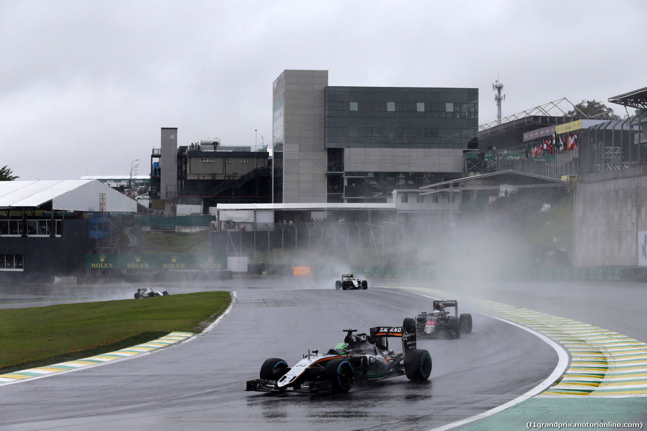 GP BRASILE, 13.11.2016 - Gara, Nico Hulkenberg (GER) Sahara Force India F1 VJM09 e Fernando Alonso (ESP) McLaren Honda MP4-31