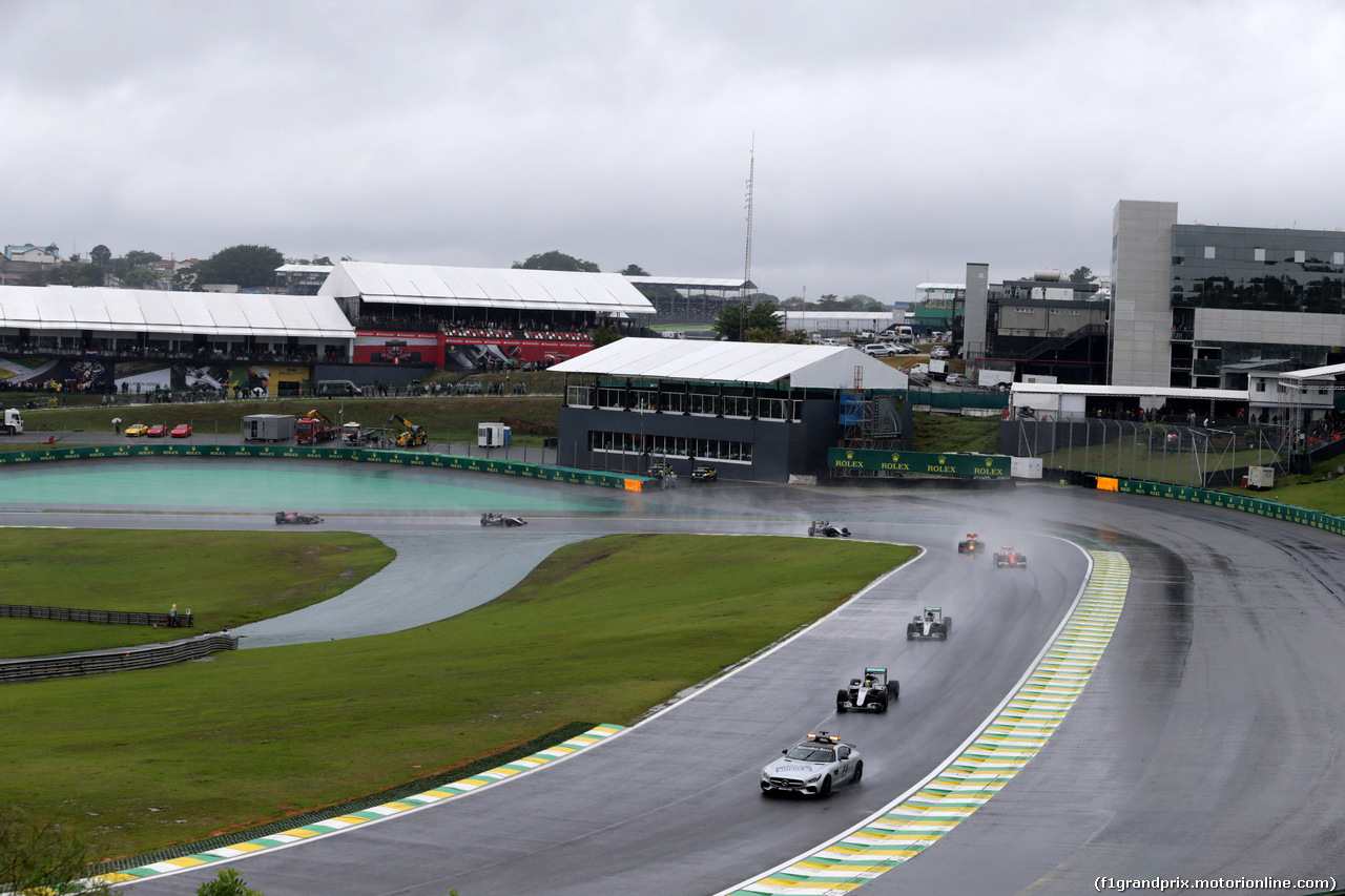 GP BRASILE, 13.11.2016 - Gara, Lewis Hamilton (GBR) Mercedes AMG F1 W07 Hybride davanti a behind the Safety car