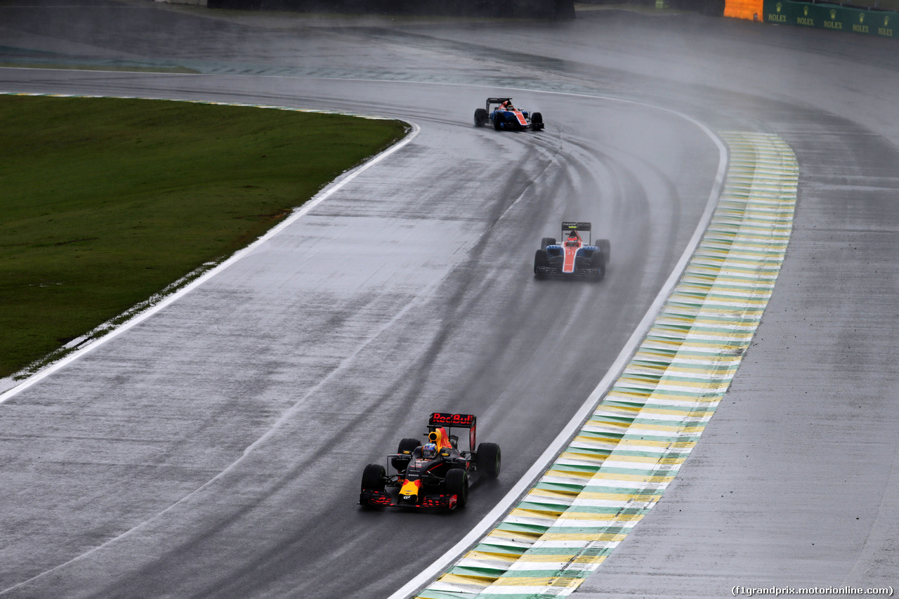 GP BRASILE, 13.11.2016 - Gara, Daniel Ricciardo (AUS) Red Bull Racing RB12 e Esteban Ocon (FRA) Manor Racing MRT05