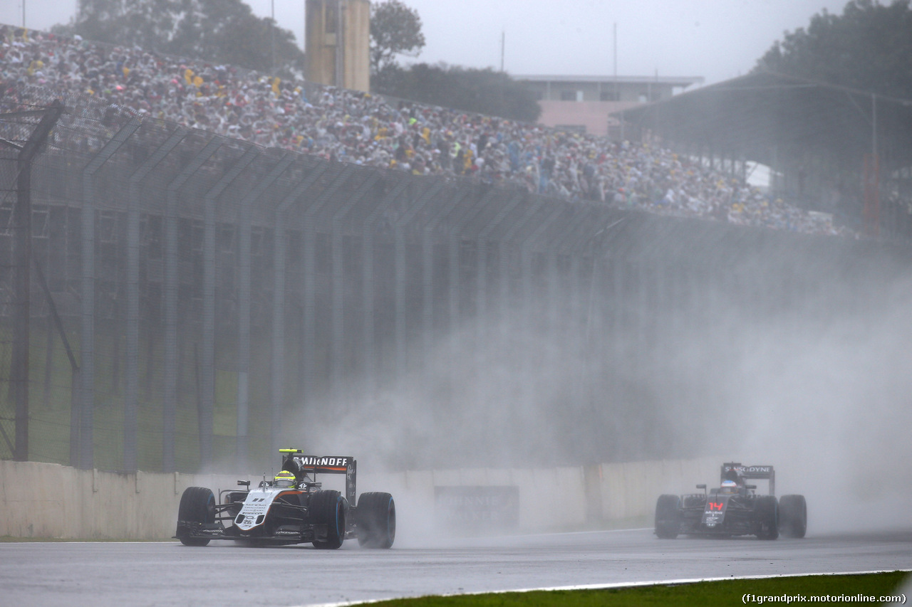 GP BRASILE, 13.11.2016 - Gara, Sergio Perez (MEX) Sahara Force India F1 VJM09 e Fernando Alonso (ESP) McLaren Honda MP4-31