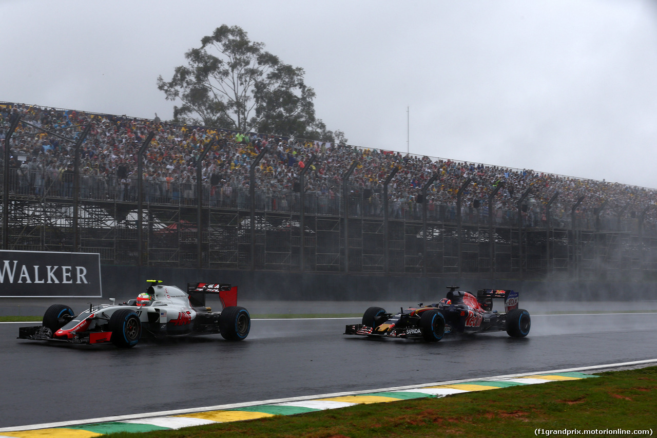 GP BRASILE, 13.11.2016 - Gara, Esteban Gutierrez (MEX) Haas F1 Team VF-16 e Daniil Kvyat (RUS) Scuderia Toro Rosso STR11