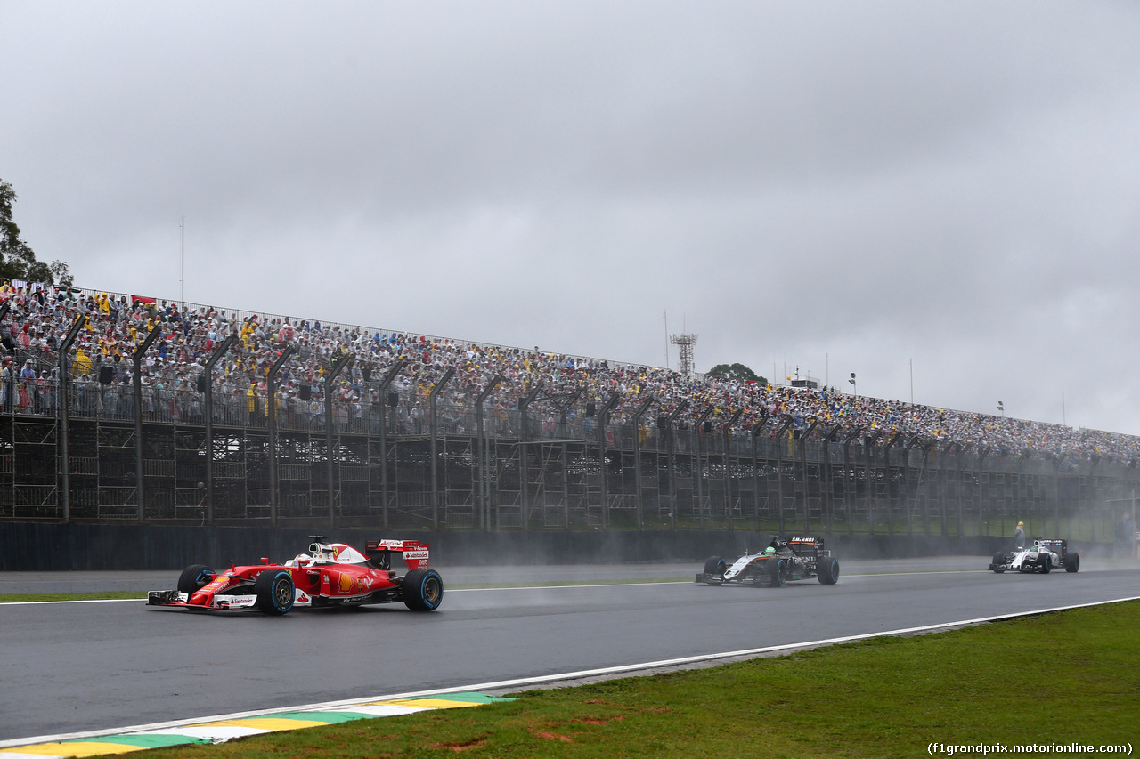 GP BRASILE, 13.11.2016 - Gara, Sebastian Vettel (GER) Ferrari SF16-H e Nico Hulkenberg (GER) Sahara Force India F1 VJM09