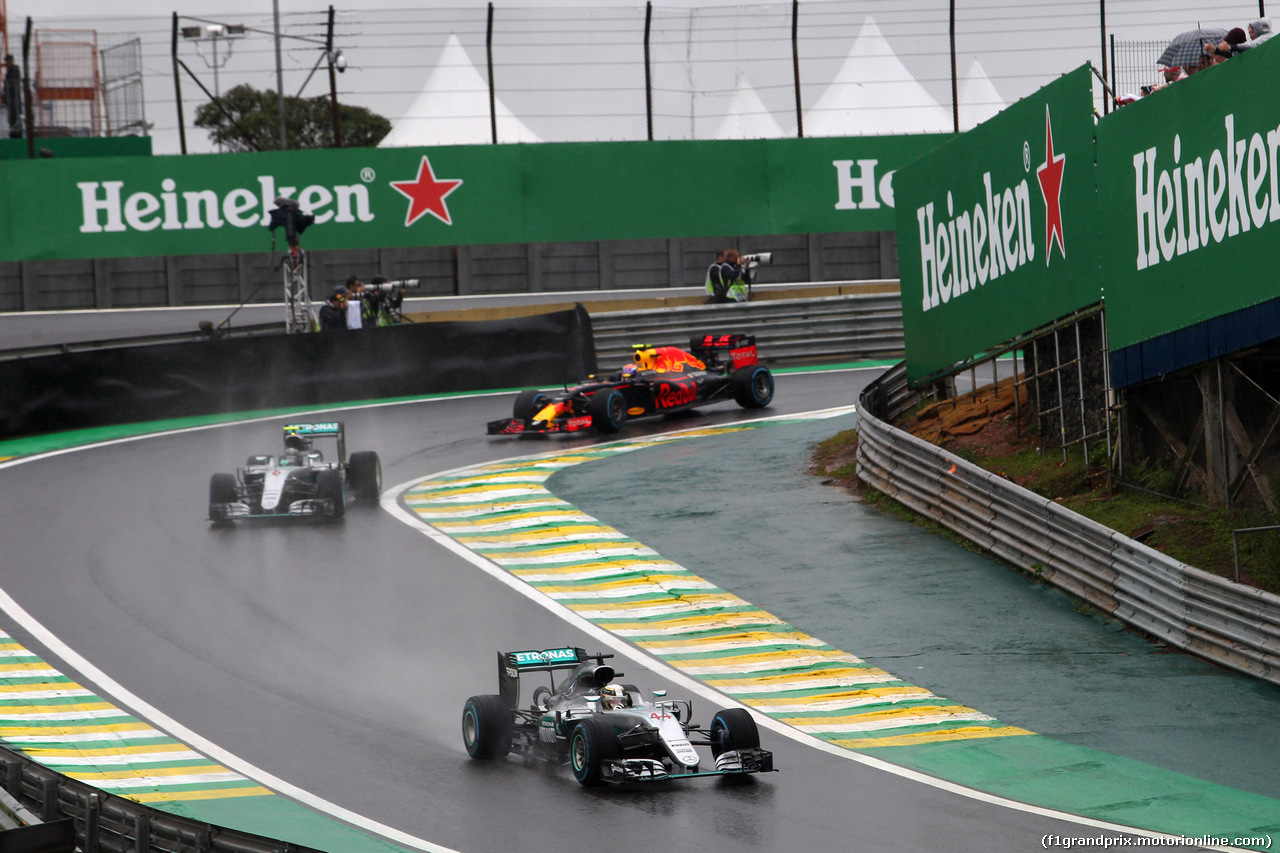 GP BRASILE, 13.11.2016 - Gara, Lewis Hamilton (GBR) Mercedes AMG F1 W07 Hybrid davanti a Nico Rosberg (GER) Mercedes AMG F1 W07 Hybrid