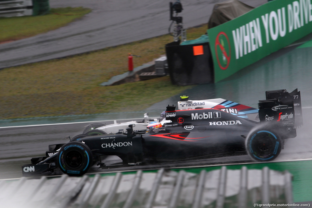 GP BRASILE, 13.11.2016 - Gara, Fernando Alonso (ESP) McLaren Honda MP4-31 e Valtteri Bottas (FIN) Williams FW38