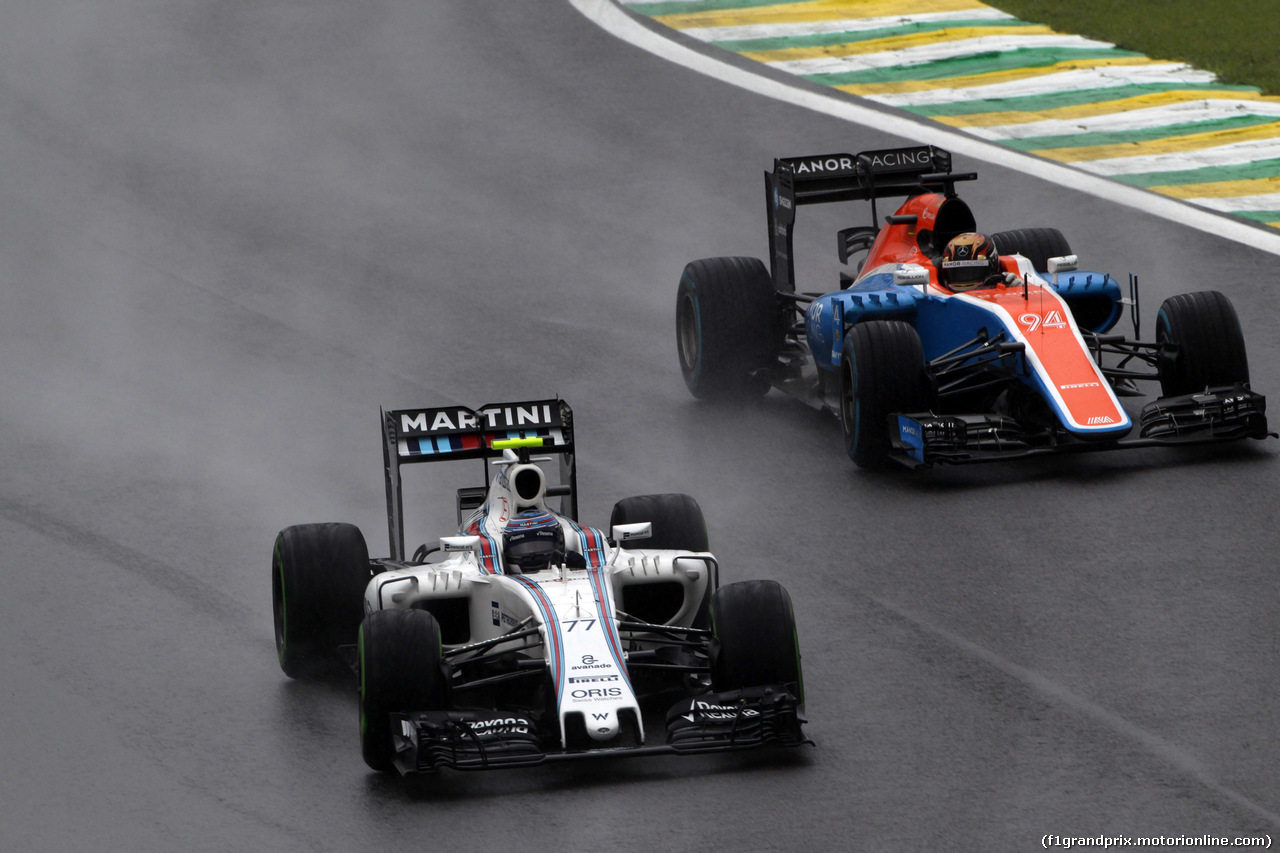 GP BRASILE, 13.11.2016 - Gara, Valtteri Bottas (FIN) Williams FW38 e Pascal Wehrlein (GER) Manor Racing MRT05