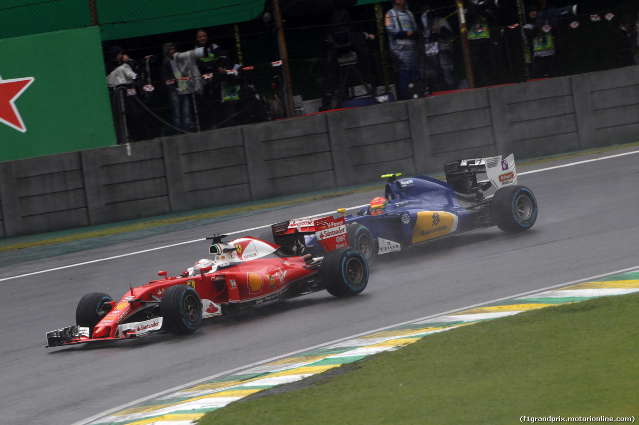 GP BRASILE, 13.11.2016 - Gara, Sebastian Vettel (GER) Ferrari SF16-H e Felipe Nasr (BRA) Sauber C34