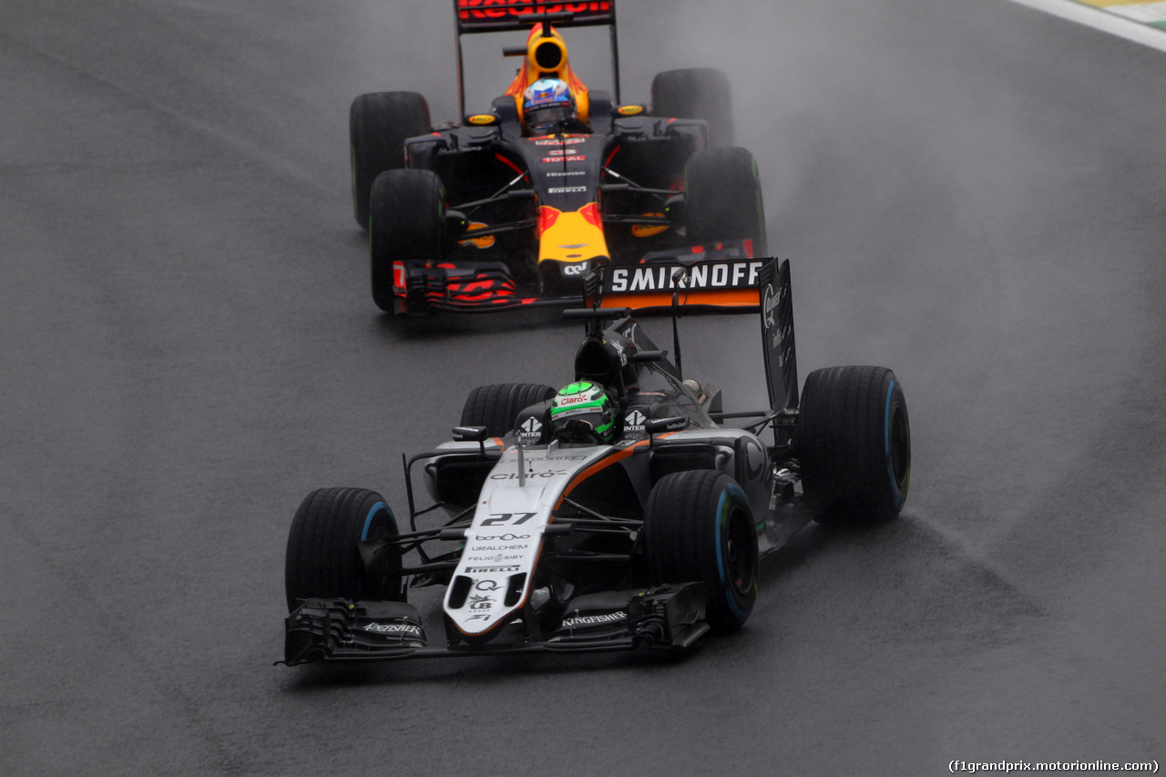 GP BRASILE, 13.11.2016 - Gara, Nico Hulkenberg (GER) Sahara Force India F1 VJM09 e Daniel Ricciardo (AUS) Red Bull Racing RB12