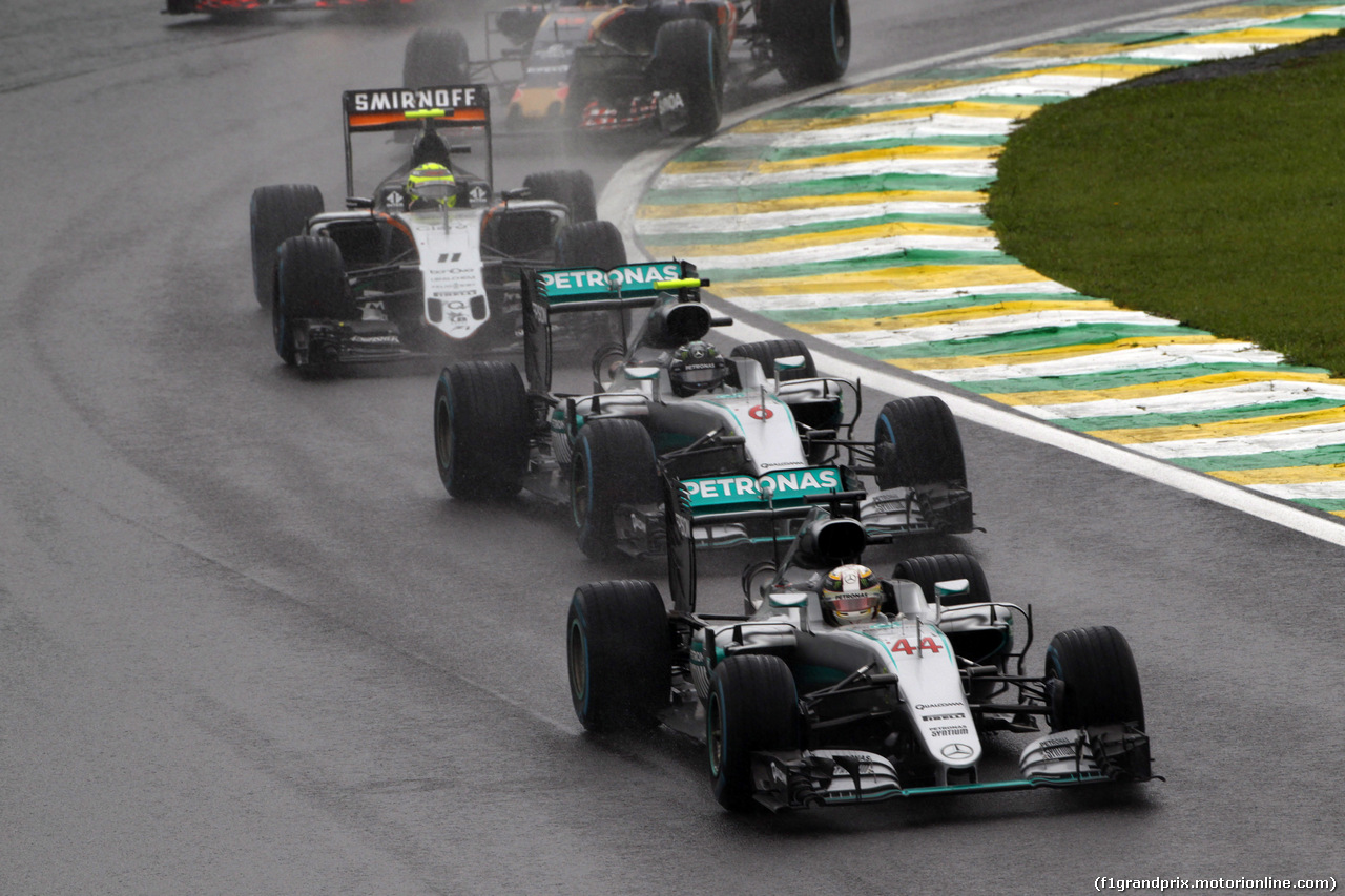 GP BRASILE, 13.11.2016 - Gara, Lewis Hamilton (GBR) Mercedes AMG F1 W07 Hybrid, Nico Rosberg (GER) Mercedes AMG F1 W07 Hybrid e Sergio Perez (MEX) Sahara Force India F1 VJM09