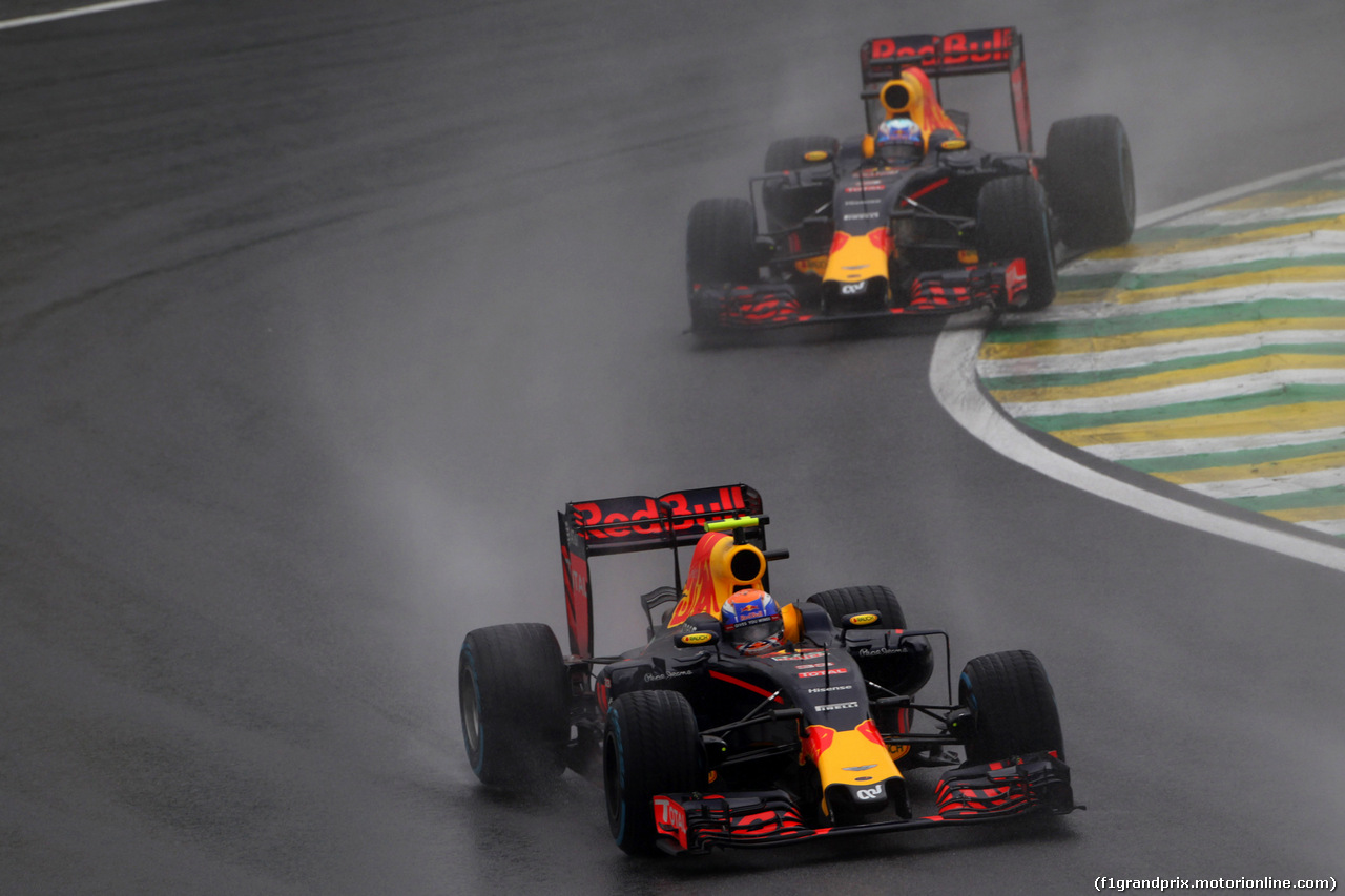 GP BRASILE, 13.11.2016 - Gara, Max Verstappen (NED) Red Bull Racing RB12 davanti a Daniel Ricciardo (AUS) Red Bull Racing RB12