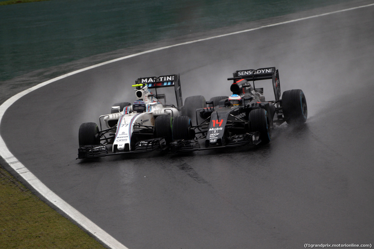 GP BRASILE, 13.11.2016 - Gara, Valtteri Bottas (FIN) Williams FW38 e Fernando Alonso (ESP) McLaren Honda MP4-31