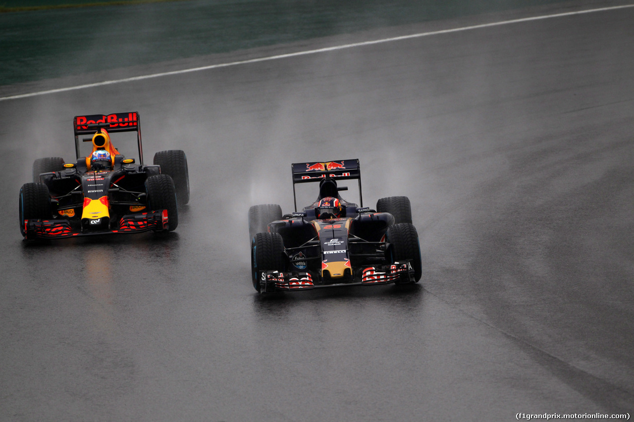 GP BRASILE, 13.11.2016 - Gara, Daniel Ricciardo (AUS) Red Bull Racing RB12 e Daniil Kvyat (RUS) Scuderia Toro Rosso STR11