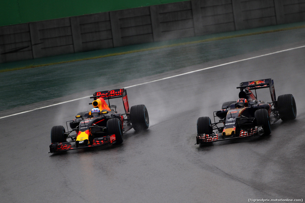 GP BRASILE, 13.11.2016 - Gara, Daniel Ricciardo (AUS) Red Bull Racing RB12 e Daniil Kvyat (RUS) Scuderia Toro Rosso STR11