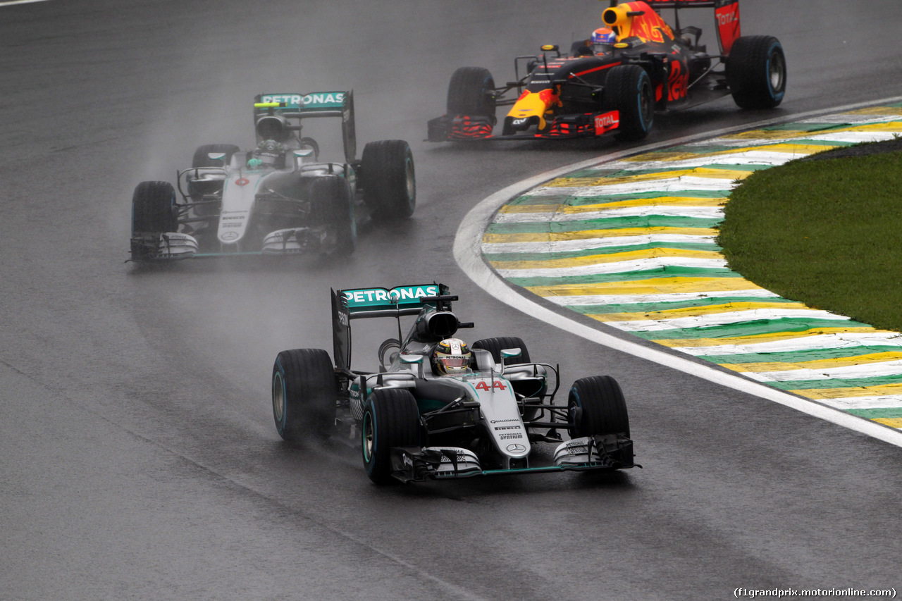 GP BRASILE, 13.11.2016 - Gara, Lewis Hamilton (GBR) Mercedes AMG F1 W07 Hybrid davanti a Nico Rosberg (GER) Mercedes AMG F1 W07 Hybrid