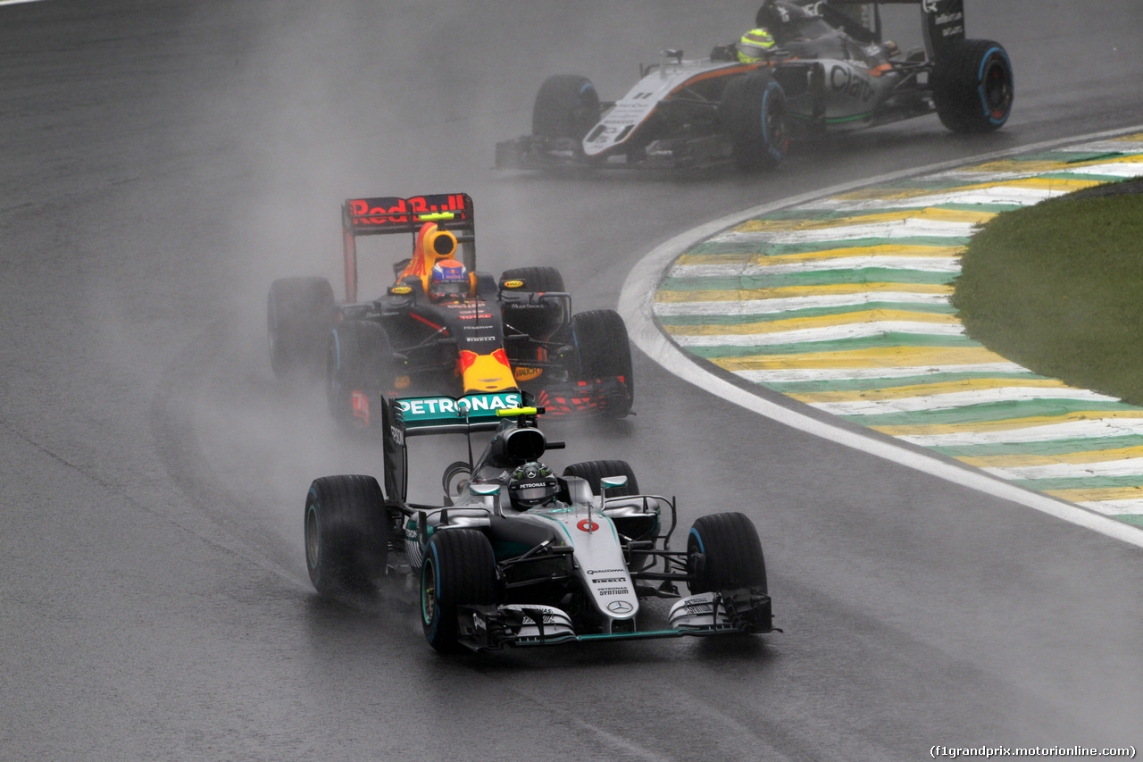 GP BRASILE, 13.11.2016 - Gara, Nico Rosberg (GER) Mercedes AMG F1 W07 Hybrid e Max Verstappen (NED) Red Bull Racing RB12