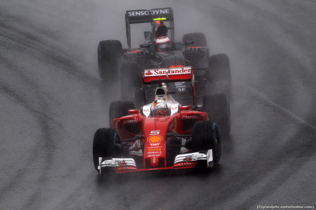 GP BRASILE, 13.11.2016 - Gara, Sebastian Vettel (GER) Ferrari SF16-H e Jenson Button (GBR)  McLaren Honda MP4-31