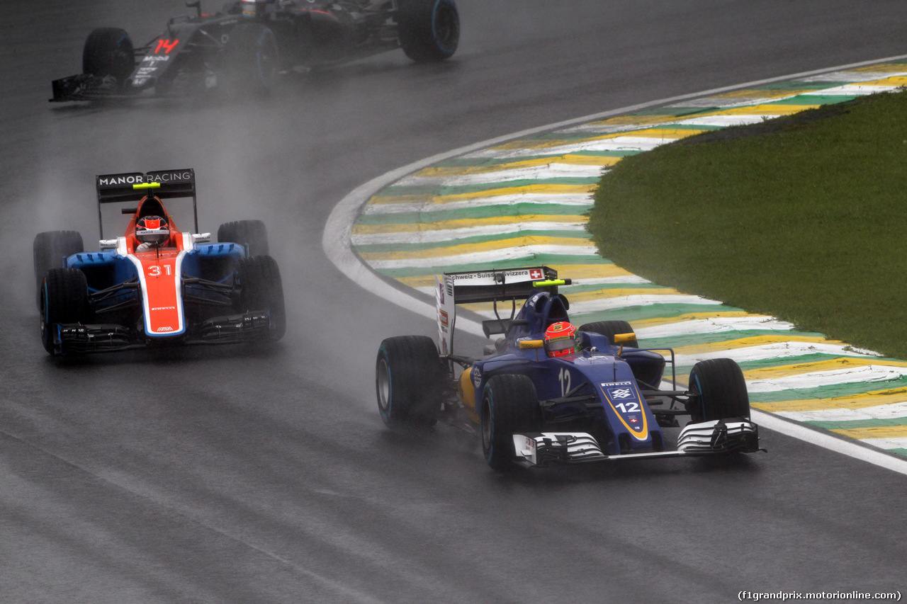 GP BRASILE, 13.11.2016 - Gara, Esteban Ocon (FRA) Manor Racing MRT05 e Felipe Nasr (BRA) Sauber C34