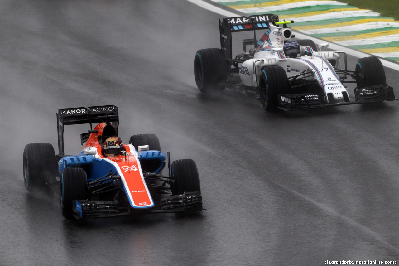 GP BRASILE, 13.11.2016 - Gara, Pascal Wehrlein (GER) Manor Racing MRT05 e Valtteri Bottas (FIN) Williams FW38