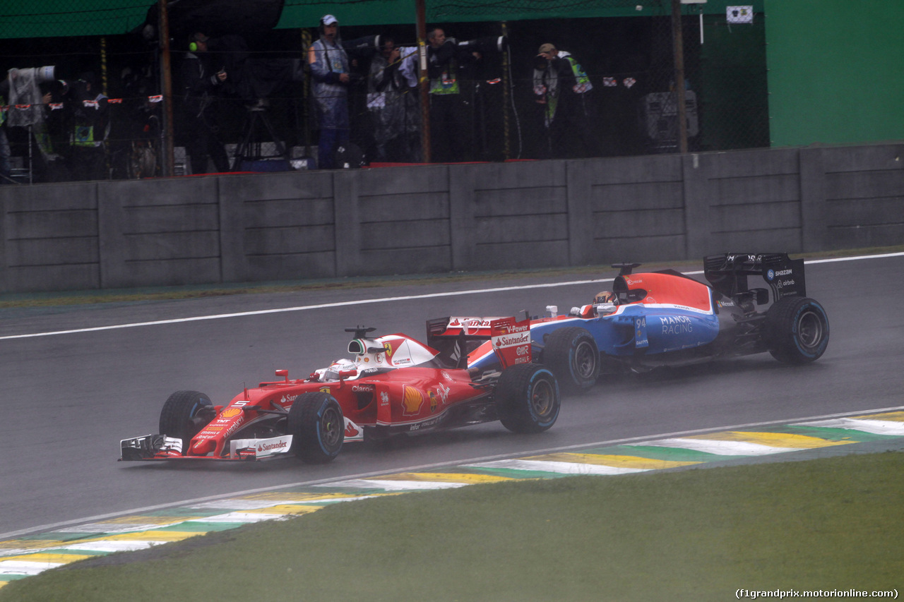 GP BRASILE, 13.11.2016 - Gara, Sebastian Vettel (GER) Ferrari SF16-H e Pascal Wehrlein (GER) Manor Racing MRT05