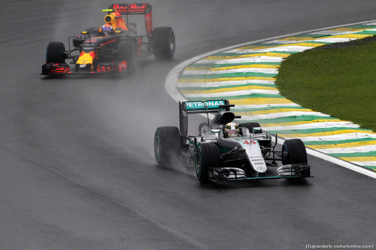 GP BRASILE, 13.11.2016 - Gara, Lewis Hamilton (GBR) Mercedes AMG F1 W07 Hybrid e Max Verstappen (NED) Red Bull Racing RB12