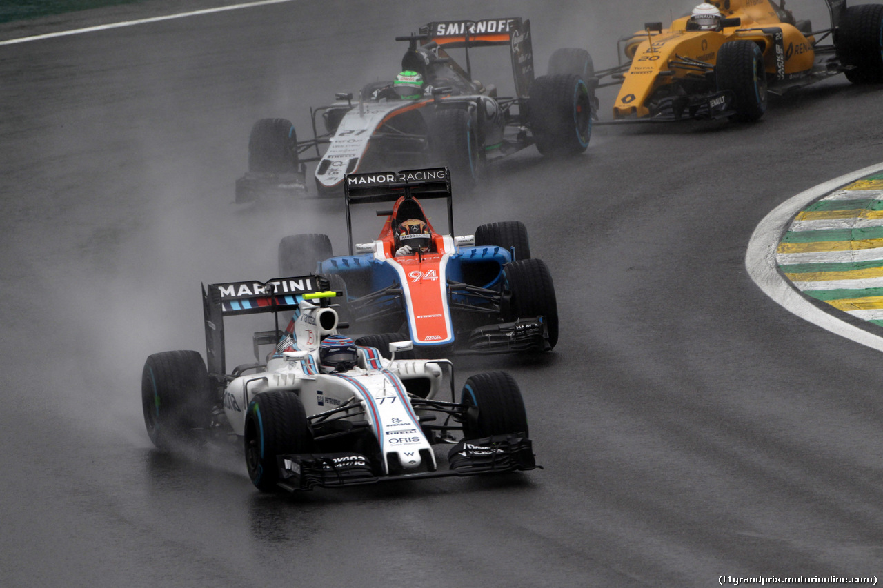 GP BRASILE, 13.11.2016 - Gara, Valtteri Bottas (FIN) Williams FW38 e Pascal Wehrlein (GER) Manor Racing MRT05