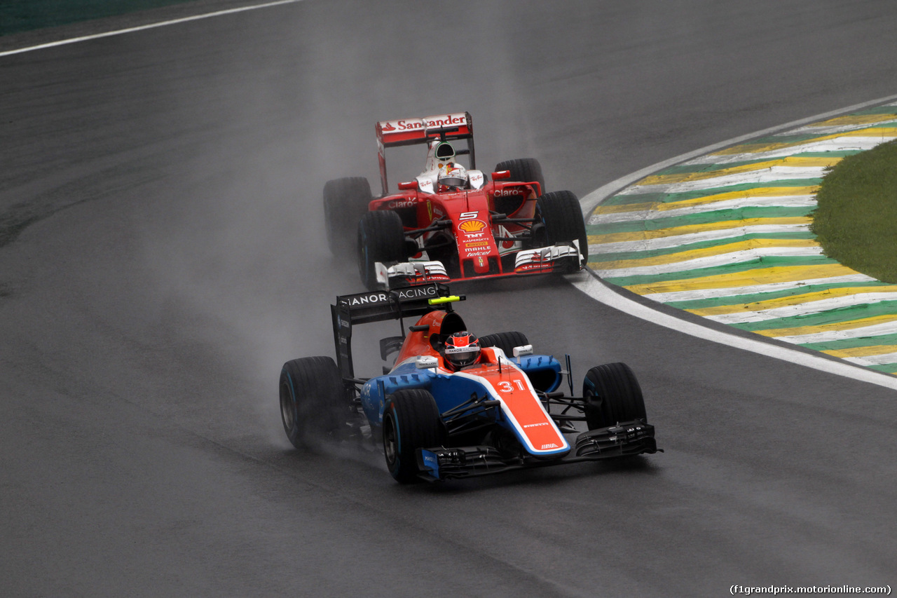 GP BRASILE, 13.11.2016 - Gara, Pascal Wehrlein (GER) Manor Racing MRT05 e Sebastian Vettel (GER) Ferrari SF16-H