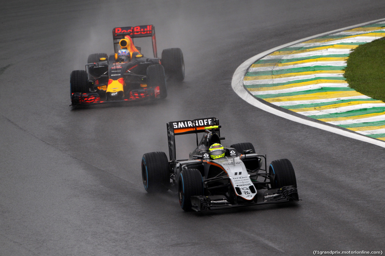 GP BRASILE, 13.11.2016 - Gara, Sergio Perez (MEX) Sahara Force India F1 VJM09 e Daniel Ricciardo (AUS) Red Bull Racing RB12