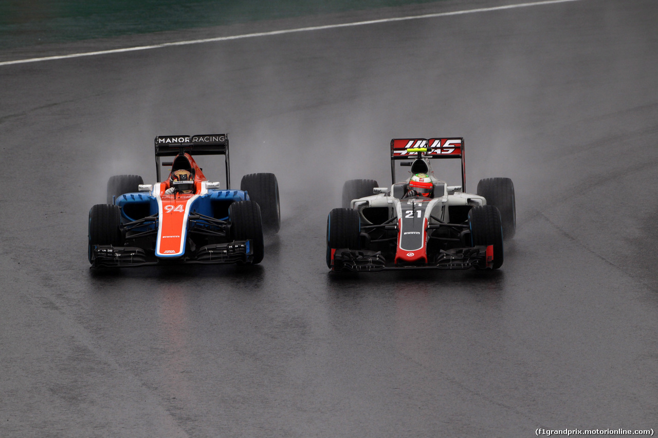 GP BRASILE, 13.11.2016 - Gara, Pascal Wehrlein (GER) Manor Racing MRT05 e Esteban Gutierrez (MEX) Haas F1 Team VF-16