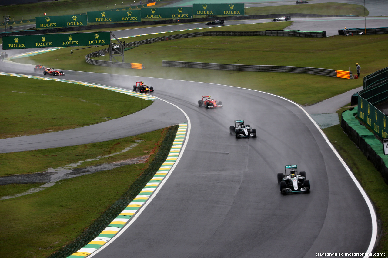 GP BRASILE, 13.11.2016 - Gara, Lewis Hamilton (GBR) Mercedes AMG F1 W07 Hybrid davanti a Nico Rosberg (GER) Mercedes AMG F1 W07 Hybrid