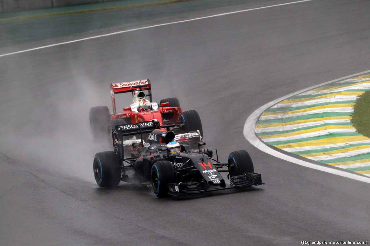 GP BRASILE, 13.11.2016 - Gara, Fernando Alonso (ESP) McLaren Honda MP4-31 e Sebastian Vettel (GER) Ferrari SF16-H