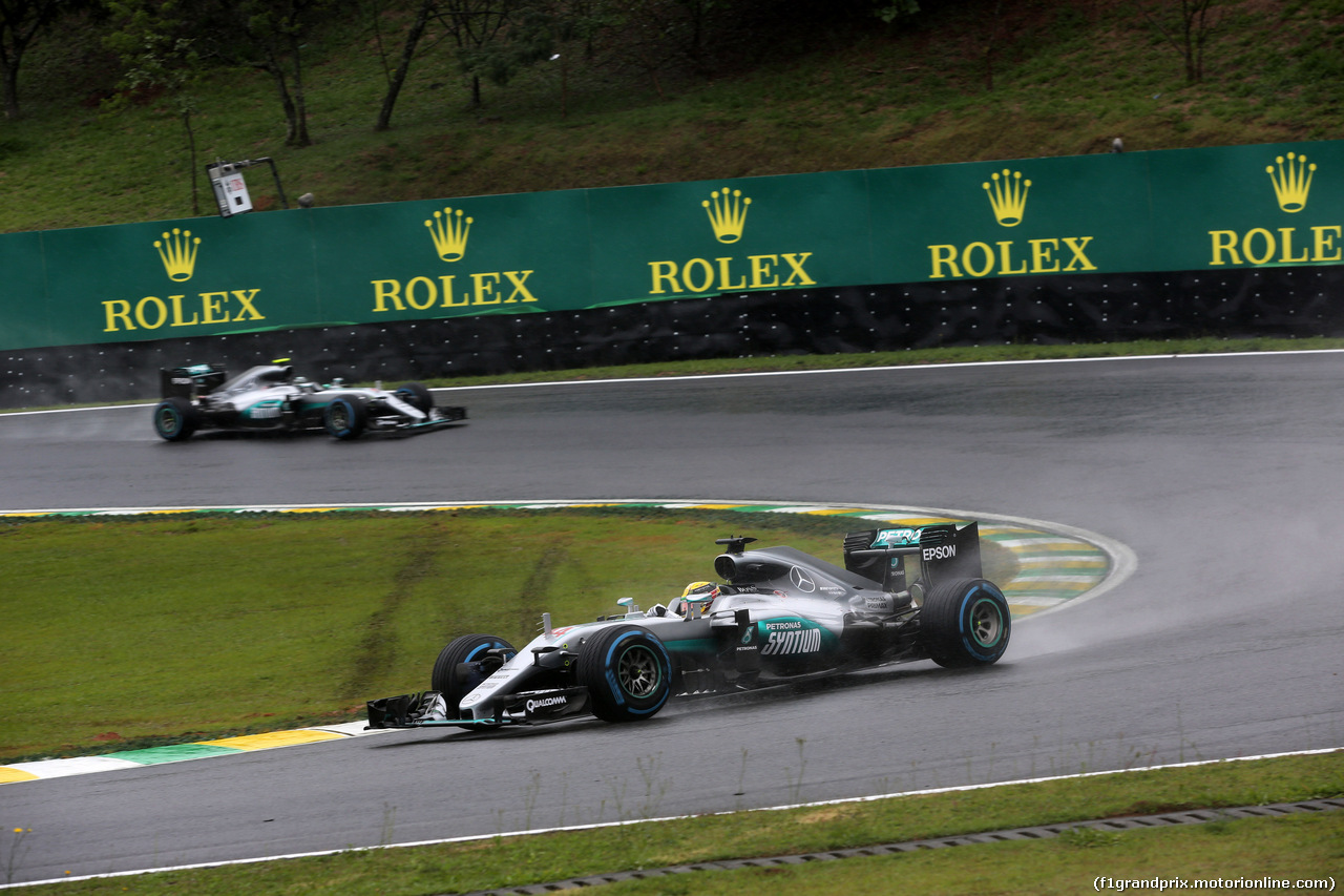 GP BRASILE, 13.11.2016 - Gara, Lewis Hamilton (GBR) Mercedes AMG F1 W07 Hybrid davanti a Nico Rosberg (GER) Mercedes AMG F1 W07 Hybrid