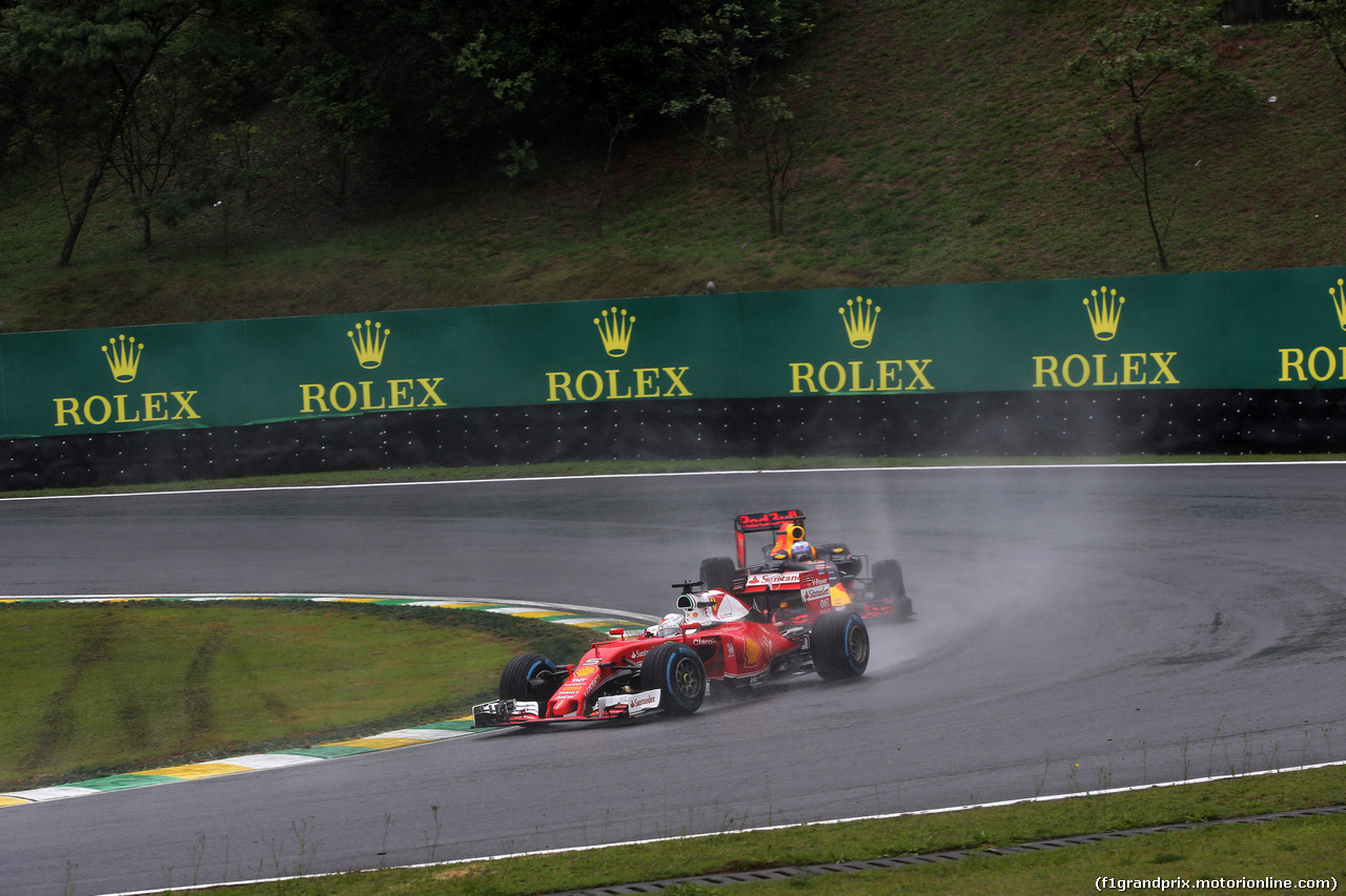 GP BRASILE, 13.11.2016 - Gara, Sebastian Vettel (GER) Ferrari SF16-H davanti a Daniel Ricciardo (AUS) Red Bull Racing RB12